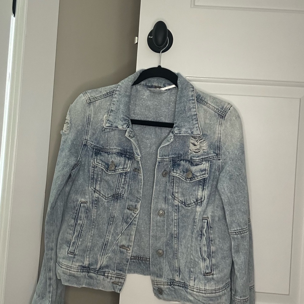 Free People Rumors Distressed Cropped Denim Jacket Light Wash Size Small - Picture 3 of 3